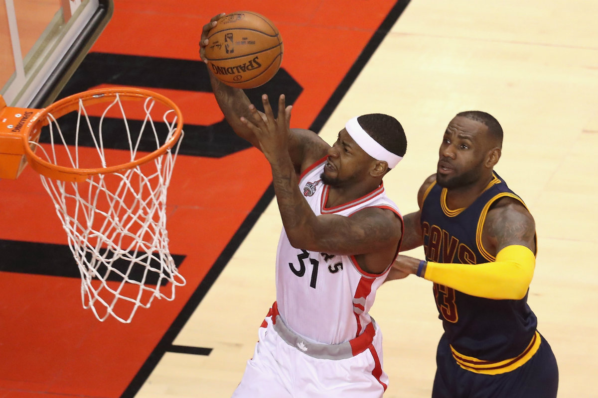 Terrence Ross (#31) de Toronto encesta el balón a costa de LeBron James