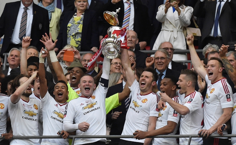 Wayne Rooney y Michael Carrick levantaron la copa