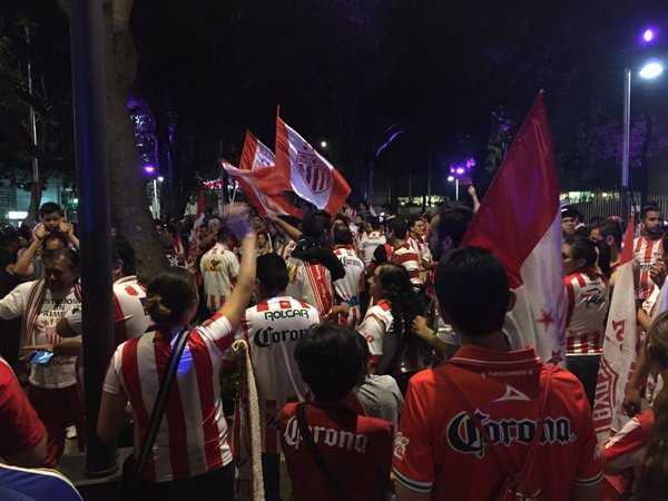 Aficionados del Necaxa festejan en el Ángel de la Independencia