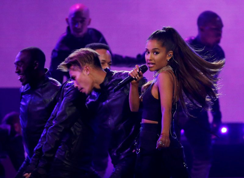 Ariana Grande interpretó  "Dangerous Woman".