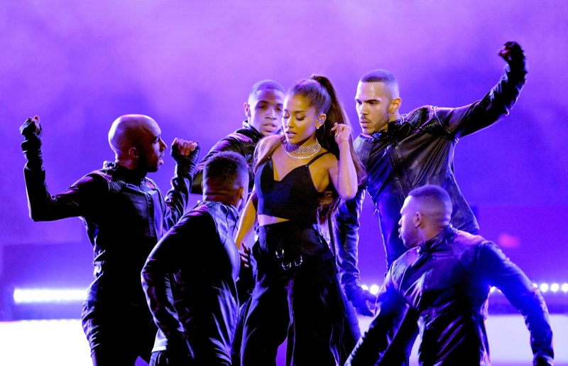 Ariana Grande interpretó lo nuevo de su música. 