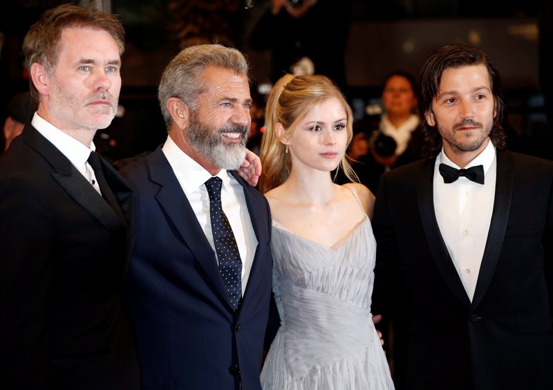 Diego Luna acompañó a Mel Gibson durante la sesión de fotos en la alfombra roja en Cannes, el mexicano fungió como juez durante la edición 69 del fest