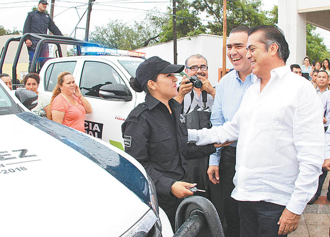 El mandatario neoleonés entregó patrullas a policías del municipio de Juárez. 