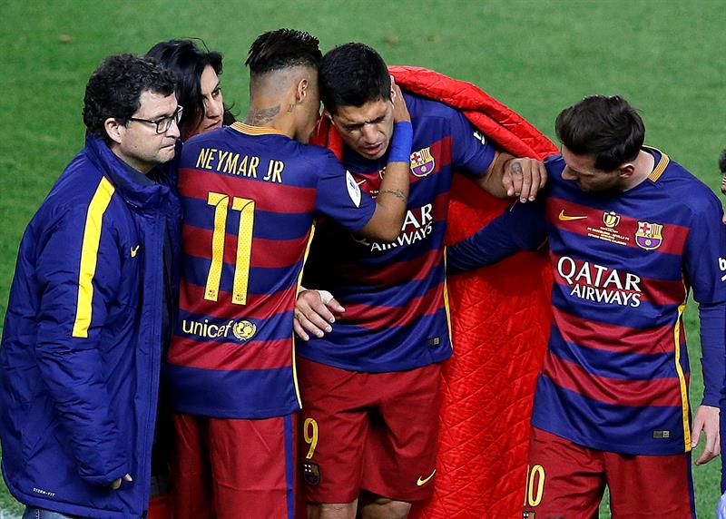 Neymar y Messi consuelan a Luís Suarez que se tuvo que retirar lesionado del juego
