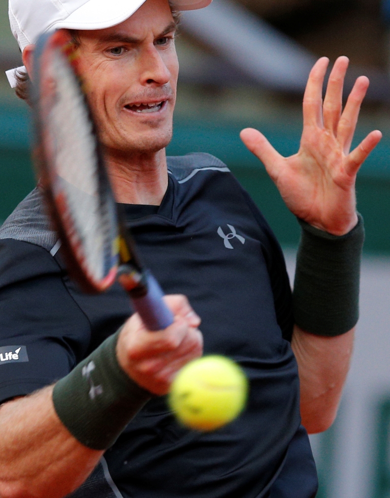 Andy Murray devuelve la pelota al checo Stepanek durante su partido en el segundo día del Roland Garros 