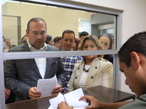 El coordinador panista acudió a entregar el documento a la Oficialía de Partes. 