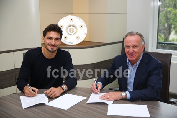 Hummels firmó su contrato con el Bayern