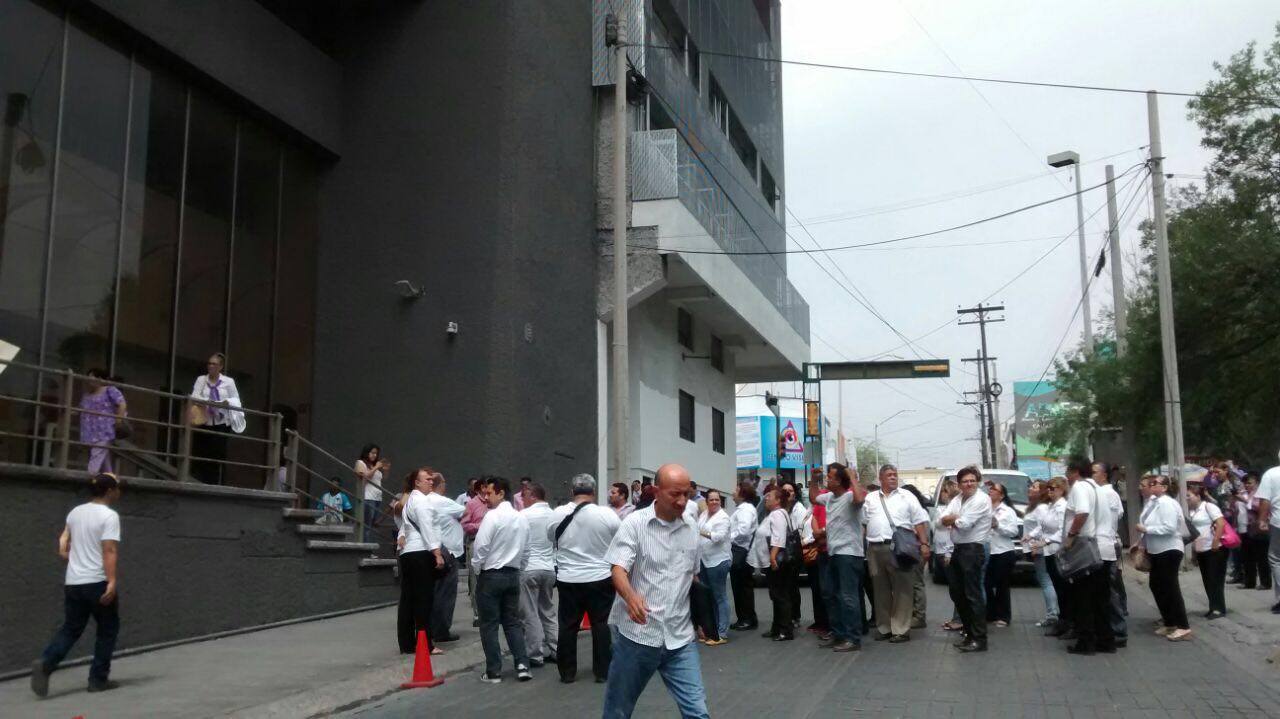 La protesta ocupaba toda la calle y bloqueaba la vialidad. 