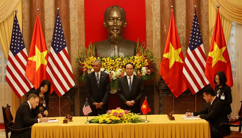El presidente y consejero delegado de GE Asean Wouter Van Wersch (izq) y el director general del Departamento General de Energía de Vietnam, Dang Huy 