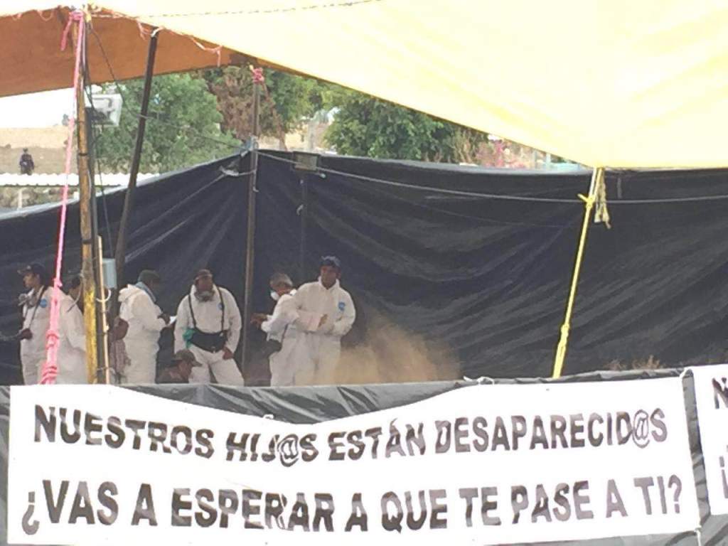 Tras más de siete horas de retraso, inició la exhumación de 116 cuerpos en Tetelcingo, Morelos. 