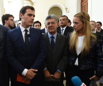 Albert Rivera (i), con el presidente de la Asamblea Nacional, el opositor Henry Ramos Allup (c), y la opositora Lilian Tintori, mujer de Leopoldo Lópe