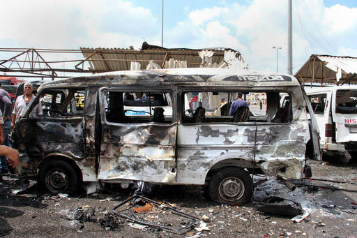 Un autobús carbonizado por un ataque del Estado Islámico, en la ciudad costera siria de Tartus