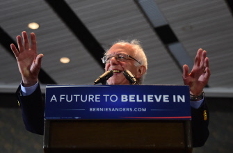 Bernie Sanders se dirige hoy a sus seguidores en un acto político en Anaheim, California, estado que celebra primarias el 6 de junio
