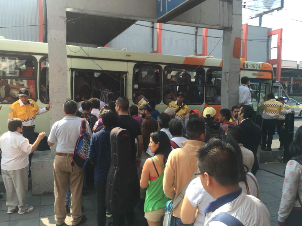 De la estación Xola a Tasqueña, los usuarios del Metro pueden tomar un camión RTP que ofrece servicio gratuito. 