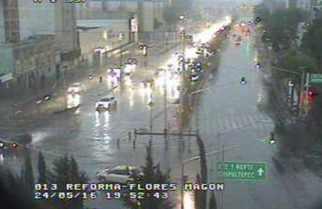 Fuerte lluvia en Paseo de la Reforma y Flores Magón, la circulación es abundante en la zona.