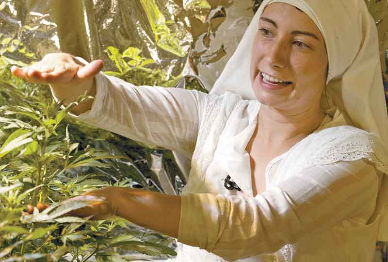 La hermana Darcy, de 25 años, es la encargada del cultivo, por sus conocimientos en horticultura.