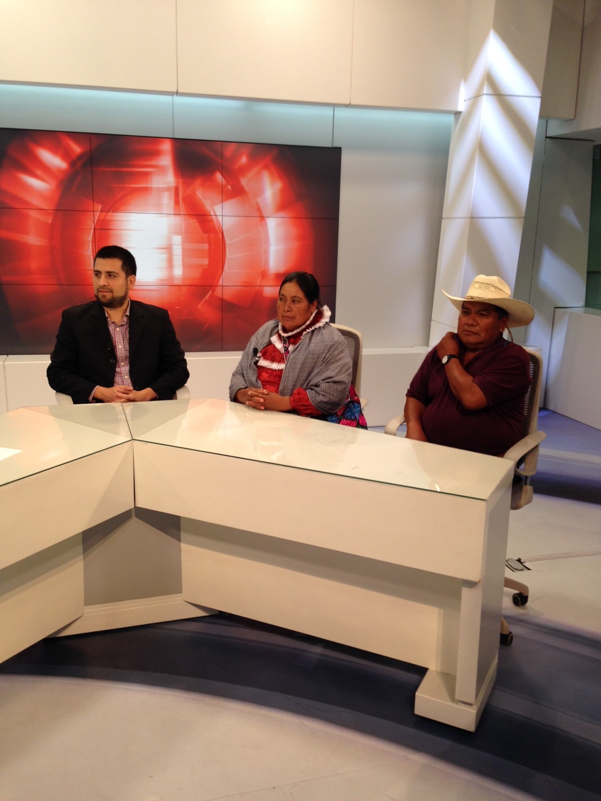 Jacinta Francisco Marcial, con su esposo Guillermo Francisco Prisciliano, y el abogado Luis Tapia.