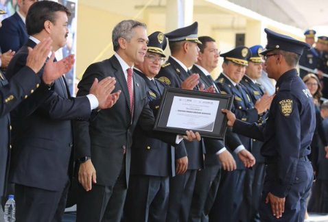 El jefe de Gobierno capitalino, Miguel Ángel Mancera, encabezó el acto de graduación de 907 cadetes de la policía de la Ciudad de México.