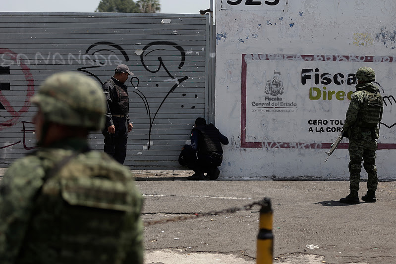 Policías municipales y elementos de Sedena realizan operativo en la zona de 5 de Febrero.