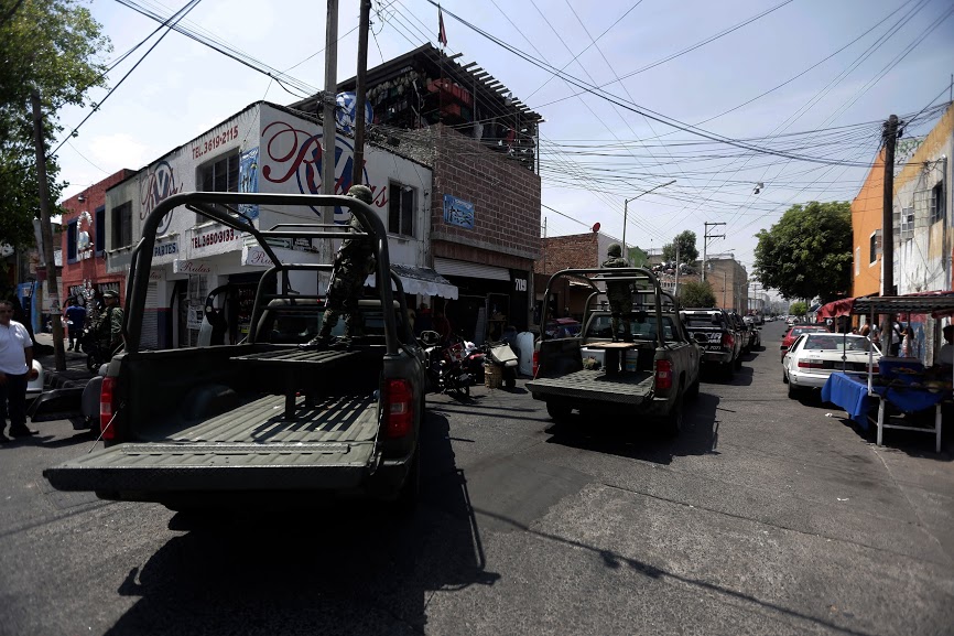 Policías municipales y elementos de Sedena realizan operativo en la zona de 5 de Febrero.