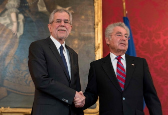 El presidente de Austria, Heinz Fischer (d), da la bienvenida a su sucesor, Alexander Van der Bellen, hoy en el palacio de Hofburg, en Viena