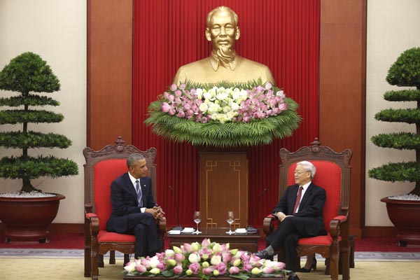 El presidente de EU, Barack Obama, a la izquierda, y el secretario general del Partido Comunista de Vietnam, Nguyen Phu Trong, bajo una estatua del fa