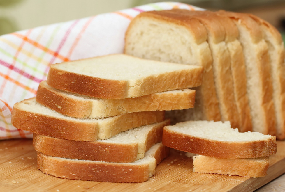 Una rebanada promedio de pan de caja contiene 0.8 gramos de grasa y menos de 71 calorías.