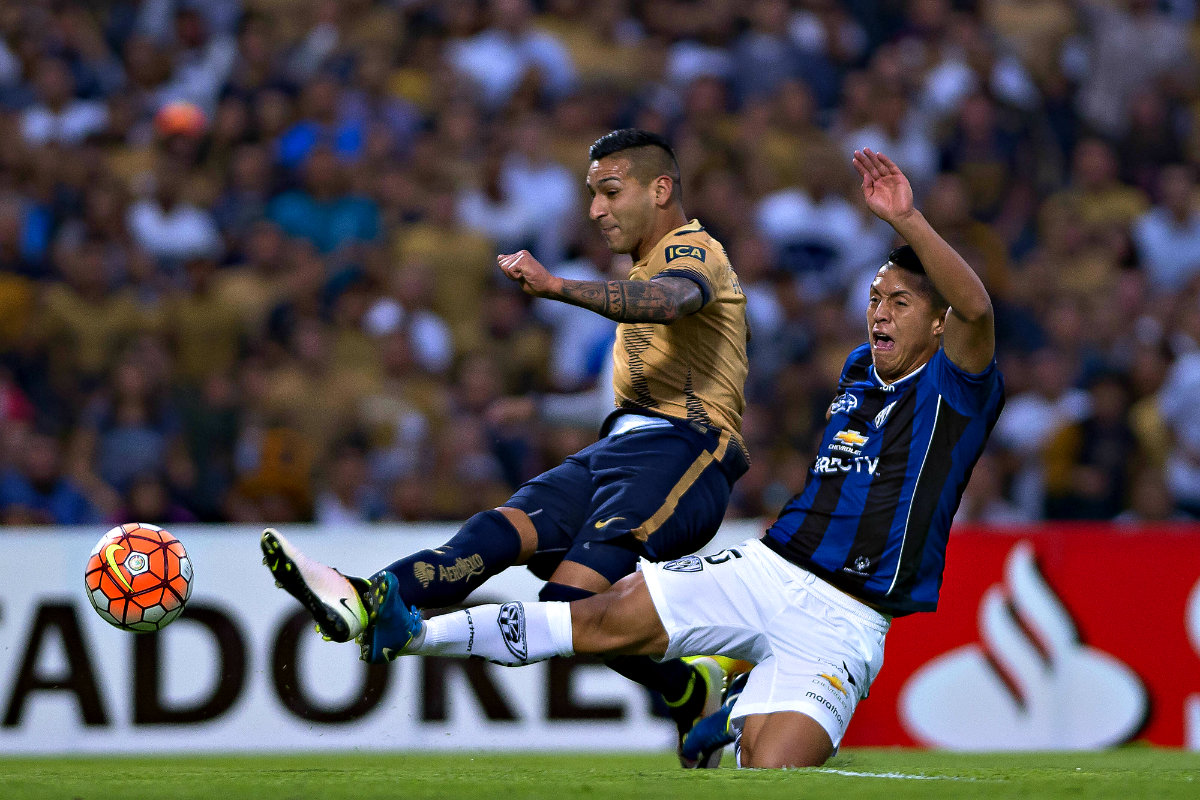 Sosa, en la pelea del balón ante IDV