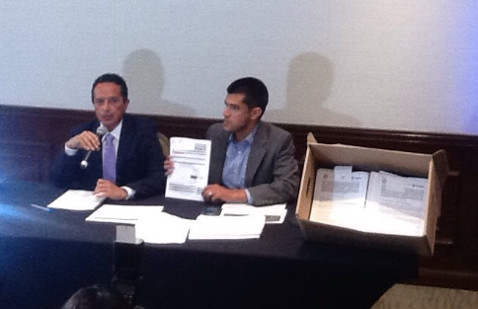 El candidato del PAN-PRD a gobernador de Quintana Roo dijo que el alcalde priista de Solidaridad, Mauricio Góngora, benefició a empresas "fantasmas" c