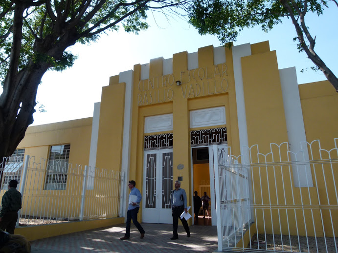 El Centro Escolar Basilio Vadillo fue construido en 1938 bajo un estilo Art Decó y funcionalista por Alfredo Navarro Branca
