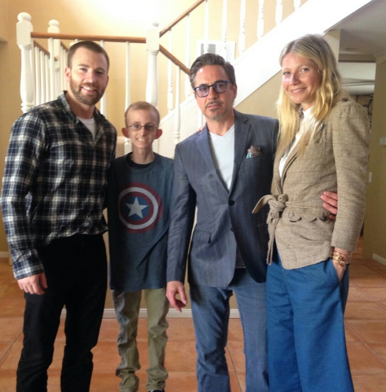 Chris Evans, Robert Downey Jr. y Gwyneth Paltrow junto a Ryan Wilcox. 