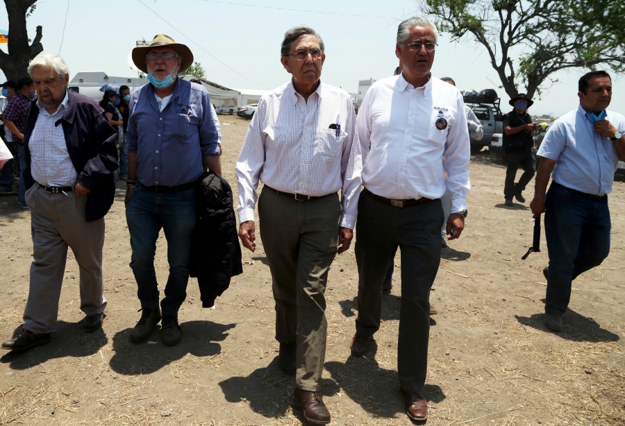 Cuauhtémoc Cárdenas visitó la zona de la fosa clandestina en Tetelcingo.