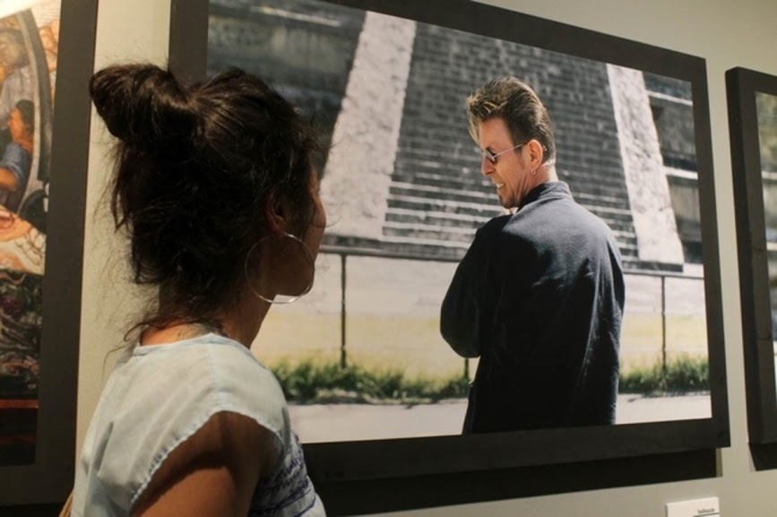 La exposición muestra a un David Bowie fuera de las luces de los escenarios.