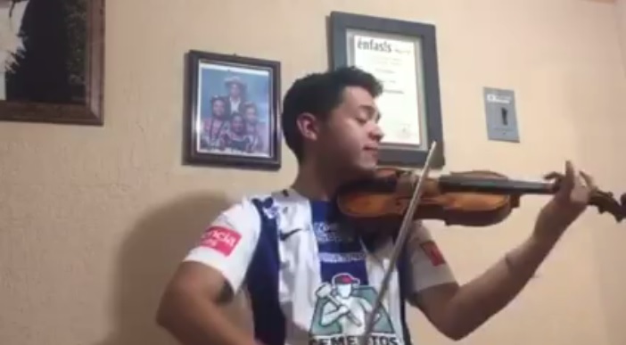 Fernando Badillo tocando el himno de la Liga MX