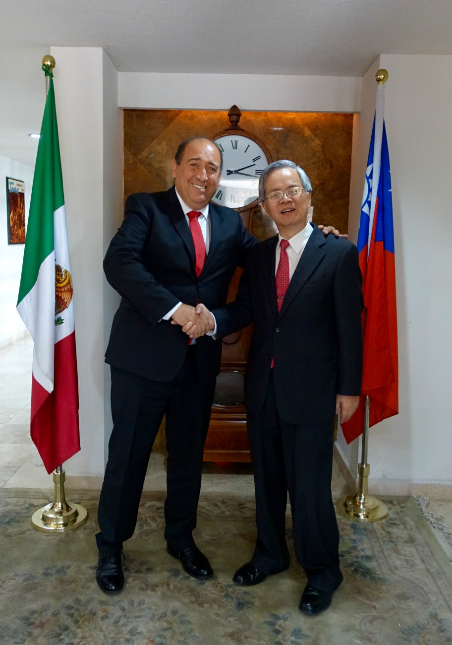 El Gobernador de Coahuila, Rubén Moreira Valdez, se reunió con el Embajador de Taiwán en México, Carlos S.C. Liao.