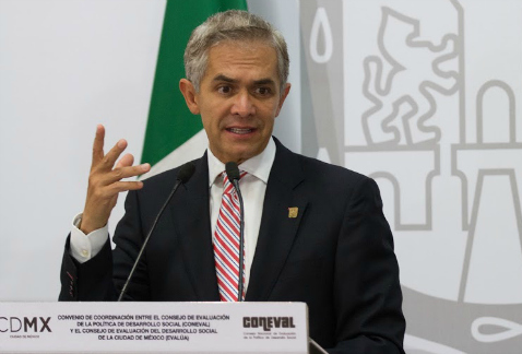El jefe de Gobierno capitalino, Miguel Ángel Mancera, pidió la intervención del presidente Enrique Peña Nieto para atender la crisis ambiental en el V