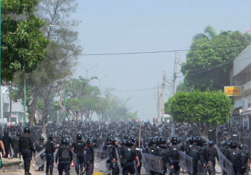La policía desplegó un operativo contra la marcha de los maestros. 