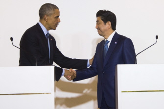 Obama saluda al primer ministro japonés, Shinzo Abe, durante su encuentro de hoy, previo a la cumbre del G-7, en Ise-shima, Japón