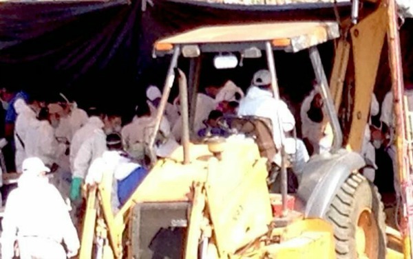 Los peritos recuperaron cinco cuerpos de la fosa, en el tercer día de excavación.