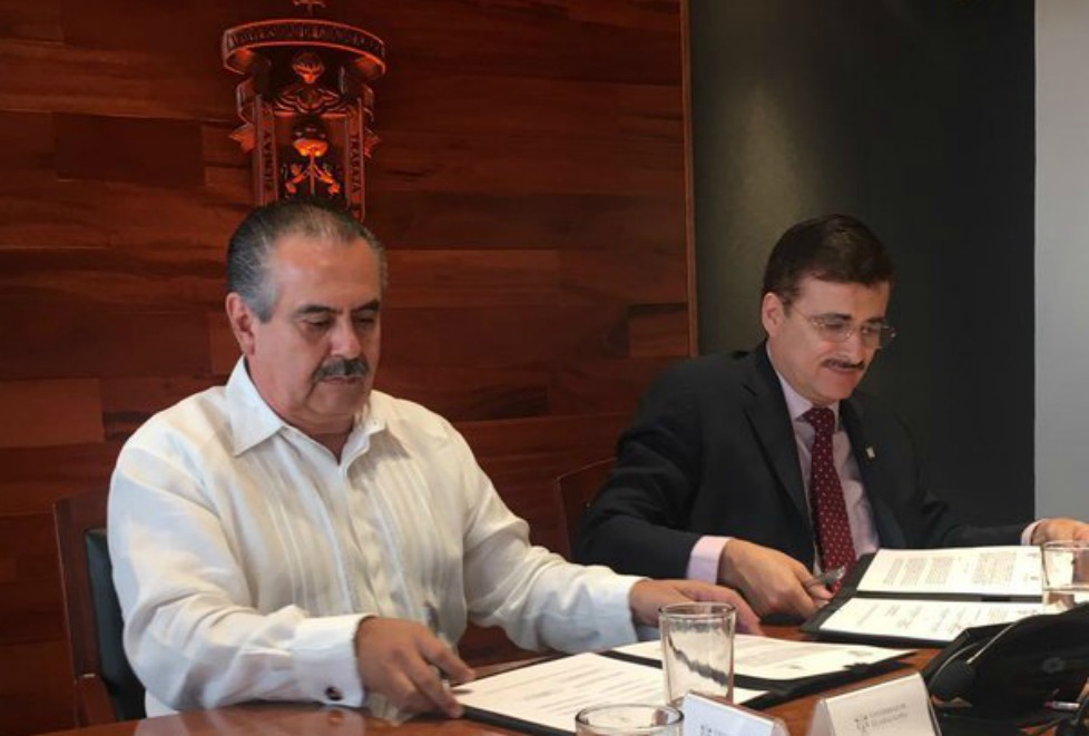 Servando Sepúlveda, titular de Semov y Tonatiuh Bravo Padilla, rector de la UdeG.
