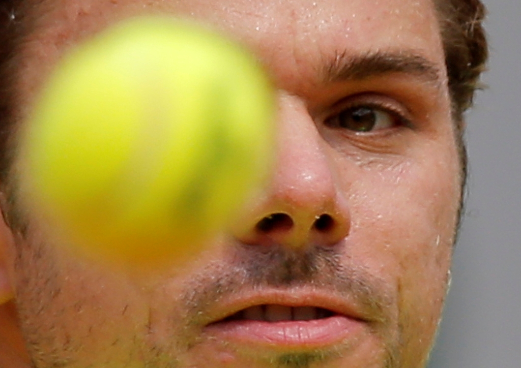 Stan Wawrinka mira a la pelota durante su partido de segunda ronda del torneo del Roland Garros