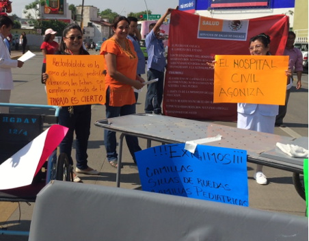 Los trabajadores del Hospital Civil sacaron a la calles el mobiliario con el que trabajan. 