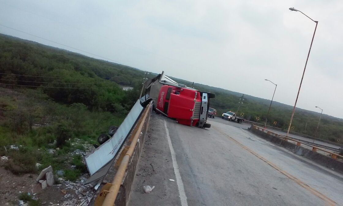 Un tráiler doble remolque que transportaba material de acrílico, entró de manera descontrolada