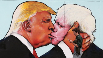 Trump y Johnson, representados en una escena amorosa en la campaña pro-UE en el mural en Bristol