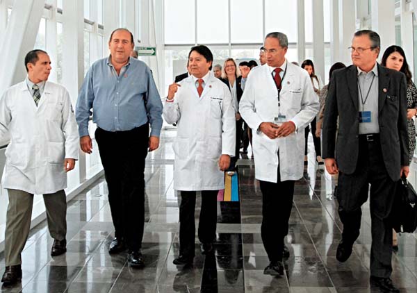 Abelardo Meneses con el gobernador y una comitiva.