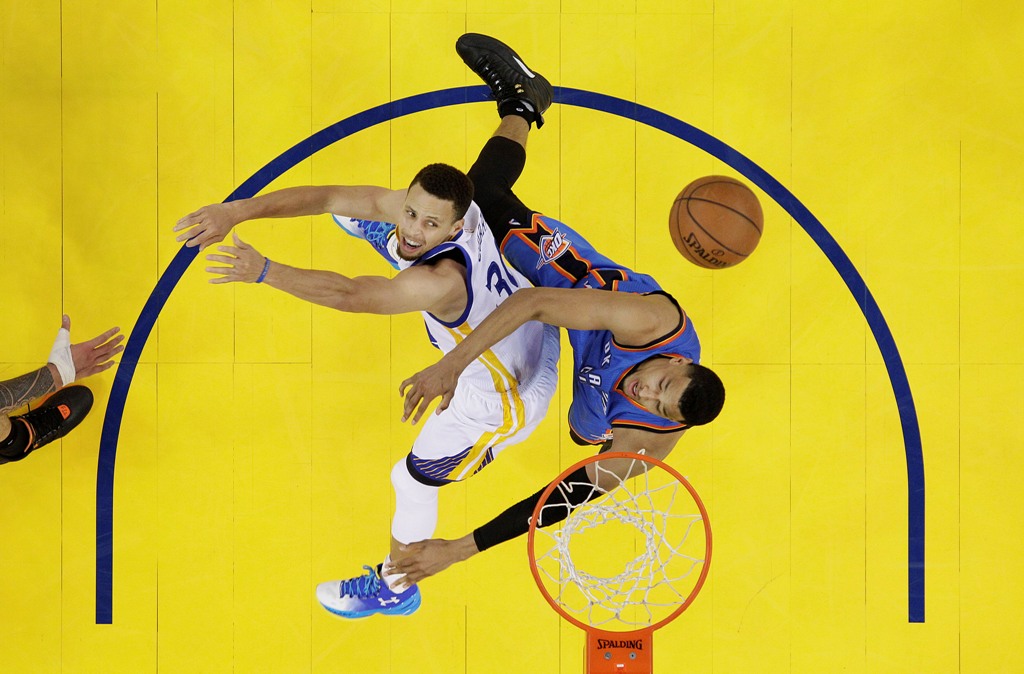 Andre Roberson evitando un disparo de Stephen Curry