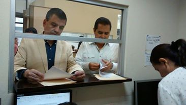 Eugenio Montiel y Juan Francisco Espinoza presentaron la documentación ante la Oficialía de Partes. 