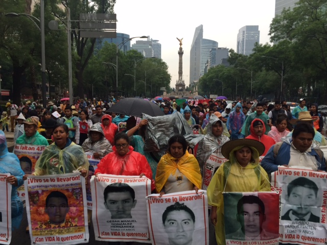 Los familiares de los normalistas encabezan la marcha que partió del Ángel de la Independencia.