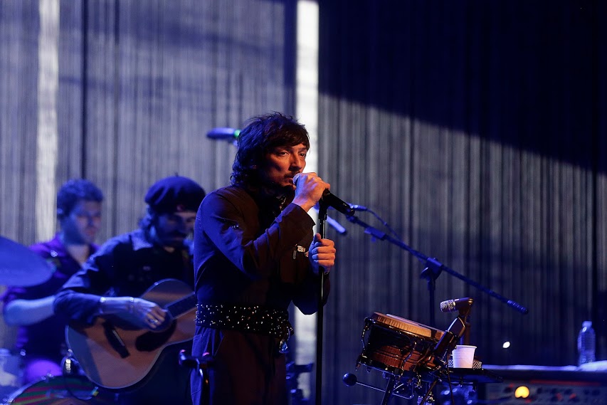 León Larregui conquistó a los presentes que no dejaban de aplaudir. 
