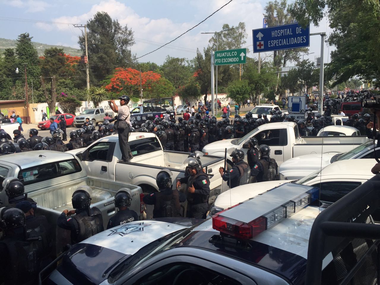 La policía intentaba retirar a los manifestantes de las inmediaciones del aeropuerto de Oaxaca.